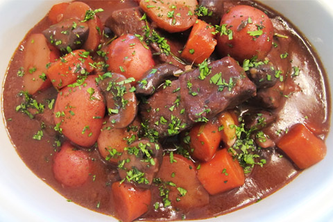 Hearty Slow Cooker Beef Stew With Red Wine - An easy, dressed down version of the classic French Boeuf Bourguignon, we are loading this beef stew with carrots, potatoes and mushrooms, and stewing it in a rich red wine and herb sauce. #beefstew #slowcookerrecipes #comfortfood | https://tiger-corp.samurai-web.tokyo