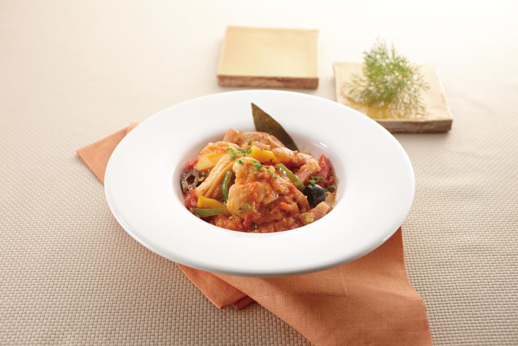 Chicken Basquaise Recipe (poulet Basquaise) - This is an easy chicken and peppers recipes hailing from the south of France. We love it! #chickenrecipes #chickendinner #frenchfood | Tiger Corporation USA