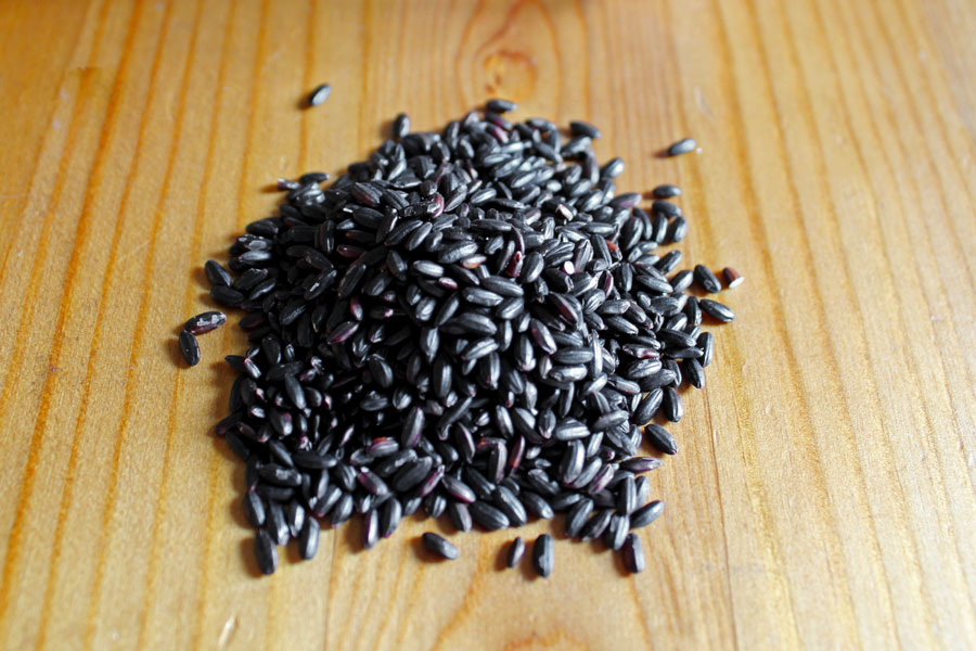 black rice grains